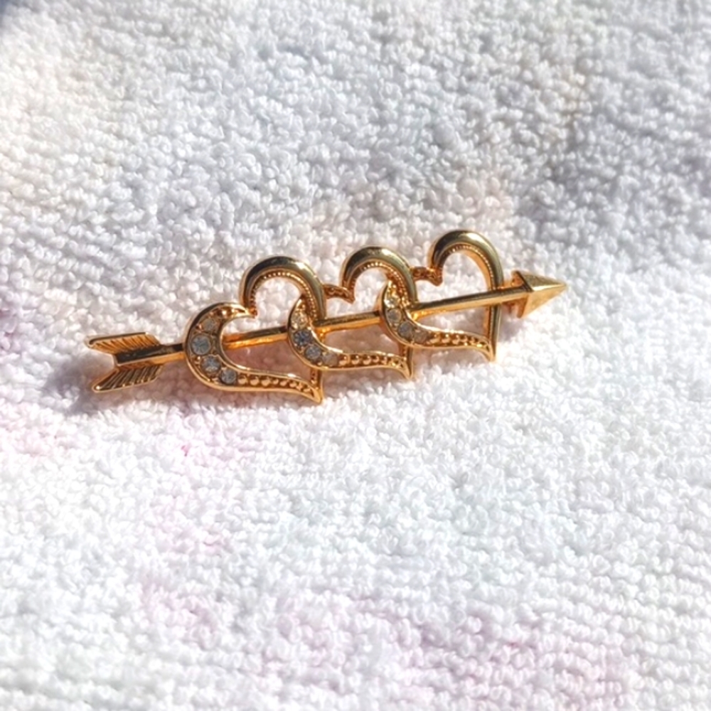 Sweet triple open heart rhinestone pave gold tone arrow brooch